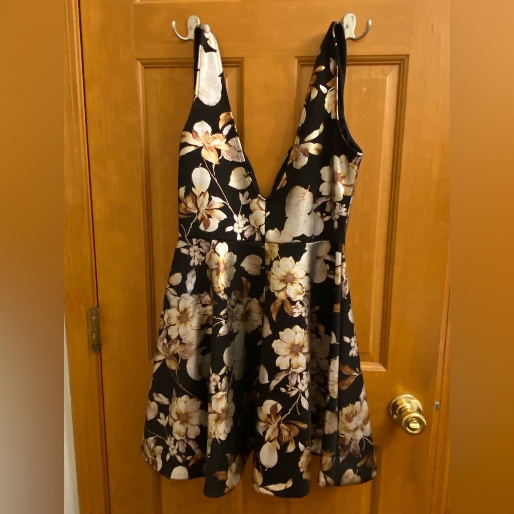 Sexy low cut black and floral dress size large - Picture 3 of 6